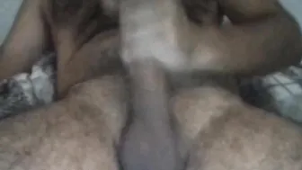 Papá árabe peludo se masturba solo con gemidos calientes