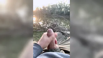 Twink australiano bate punheta com pau intacto na floresta