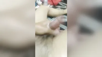 Jeune ours asiatique joue avec sa grosse bite en solo anal