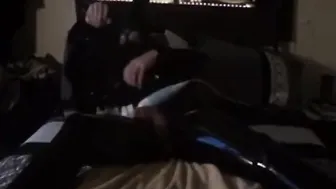 شاب في لاتكس يقيد نفسه مع لعبة بروستاتا ومساج كهربائي