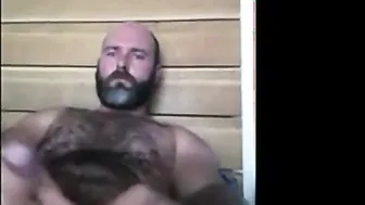 Urso peludo desfruta de uma sessão de masturbação solo em casa