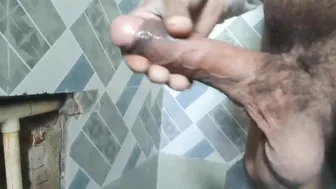 Homem de aldeia indiano com grande pica intacta masturba-se ao ar l...
