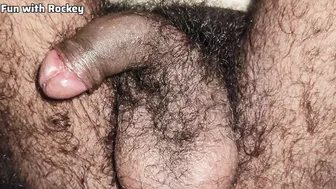 Behaarter indischer bär fickt sich selbst mit seinem großen schwanz...