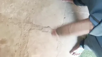 Jovem indiano masturba pau grosso e sem cortar no banheiro solo
