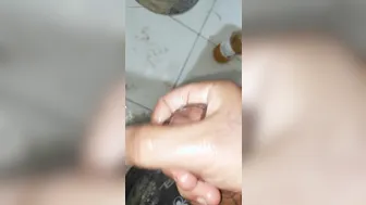 Joven con verga grande se masturba y se corre en solitario