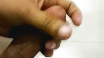 印度男模在浴室里手淫大鸡巴，妻子不在时