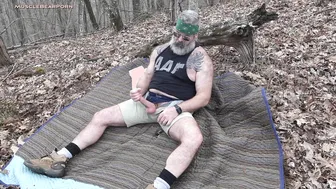 Urso papai peludo fode bareback ao ar livre com pau grande