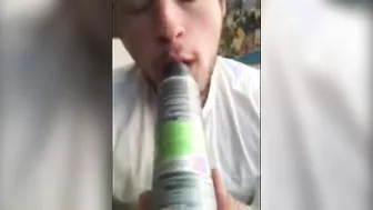 Joven delgado amateur da una mamada entusiasta