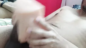 Jovem latino magricela bate punheta com seu pau grande sozinho