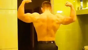 肌肉发达的俄罗斯猛男脱光衣服并打飞机
