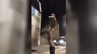 暴露狂 twink 在繁忙的城市街道上撸鸡巴