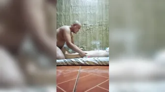 Trabalhador da construção maduro contrata twink filipino para massa...