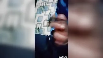 O jovem london se masturba sozinho assistindo vídeos quentes em casa