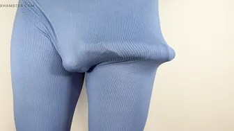 Twink se masturba la gran polla sin cortar y tiene una gran corrida...