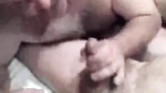 डैडी बियर युवा आदमी को एमेच्योर ब्लोजॉब में दूध पिलाता है