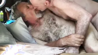Papá maduro se folla a pelo a su aman...