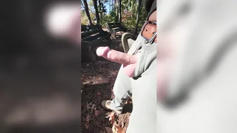 Twink bate punheta com pau grande de cabeça de cogumelo ao ar livre