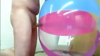 Papá se masturba con pelota de playa inflable juguete sexual