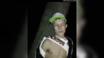 El twink corey law recibe una paja en el bosque oscuro