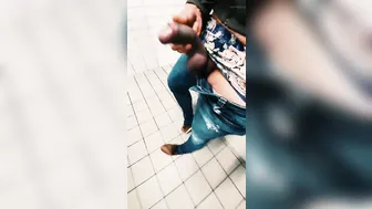 年轻男露阴癖者在公共厕所撸大鸡巴