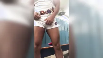 Um sarado musculoso leva uma pica preta grande na academia