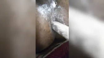 युवा काला आदमी एक बड़े डिल्डो से अपनी गांड फैलाता है