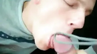 Cara amador chupa pau e ganha boca cheia de porra