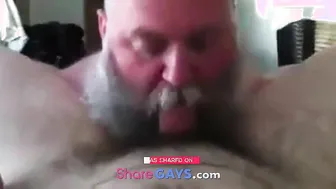 Papá barbudo chupa y masturba una gran polla
