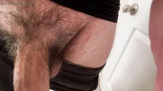 Urso maduro peludo se masturba seu pau grosso e não circuncidado em...