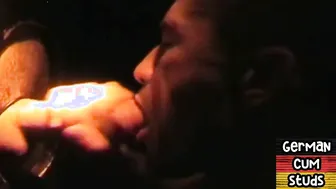 Joven alemán hace una garganta profunda en la polla en el gloryhole...