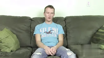 Jovem twink alec masturba seu pau duro em sessão solo hd