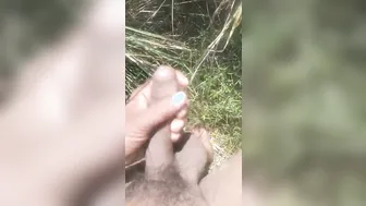 भारतीय लड़का खेत में बाहर हस्तमैथुन करता है