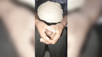 Indischer desi-twink wichst seinen großen schwanz bis zum cremigen ...