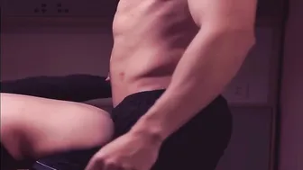 Jóvenes twinks curiosos se exploran y terminan follando a pelo