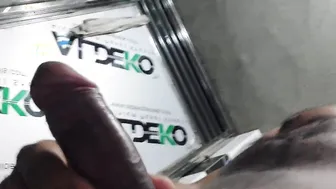 Twink wichst seinen riesigen schwanz bei einer solomasturbation