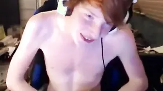 Jovencito pelirrojo danés en show de webcam en solitario con juguetes