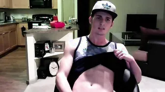 Joven delgado se masturba en webcam en show solo de apartamento