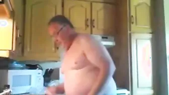 Papai urso peludo tem a calça baixada pelo seu homem na webcam