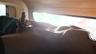 Twink flaco se masturba la polla grande y se corre fuerte en el coche