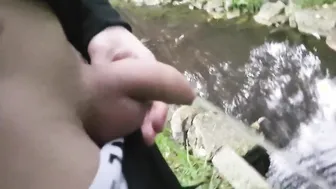 Twinks magros mijando e se masturbando ao ar livre na floresta