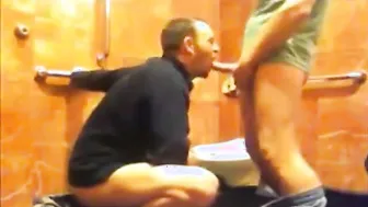 Follada amateur a pelo en baño público
