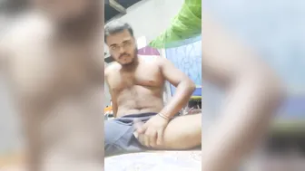 Jovem twink desi se masturba com o pau grande no vestiário