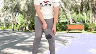 Twink con enorme polla sin cortar se le marca en pantalones grises ...