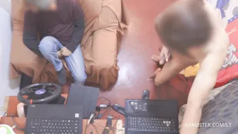 Nachbar hilft, joystick zu reparieren, und wichst einen großen schwanz