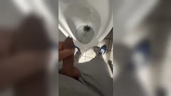 Oso liga con un desconocido en baño público para sexo anal a pelo