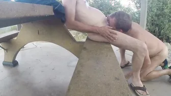 Boquete amador ao ar livre com um amigo