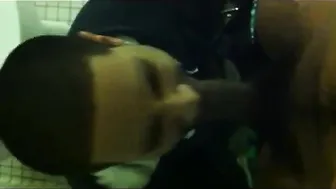 Amateur-blowjob mit großem schwanz im badezimmer