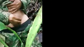 लैटिन सैन्य भालू बाहर अपना लंड हिलाता है