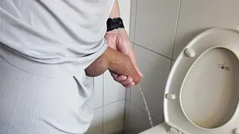 Hombre maduro sin circuncidar se estira el largo prepucio mientras ...