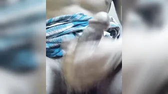 индийский жеребец дрочит свой огромный член на вебкамеру